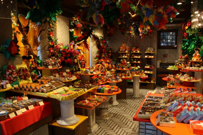 vitrine-BRUE AURIAC-min_candy_store_chocolate_shop_chocolate_switzerland-393515